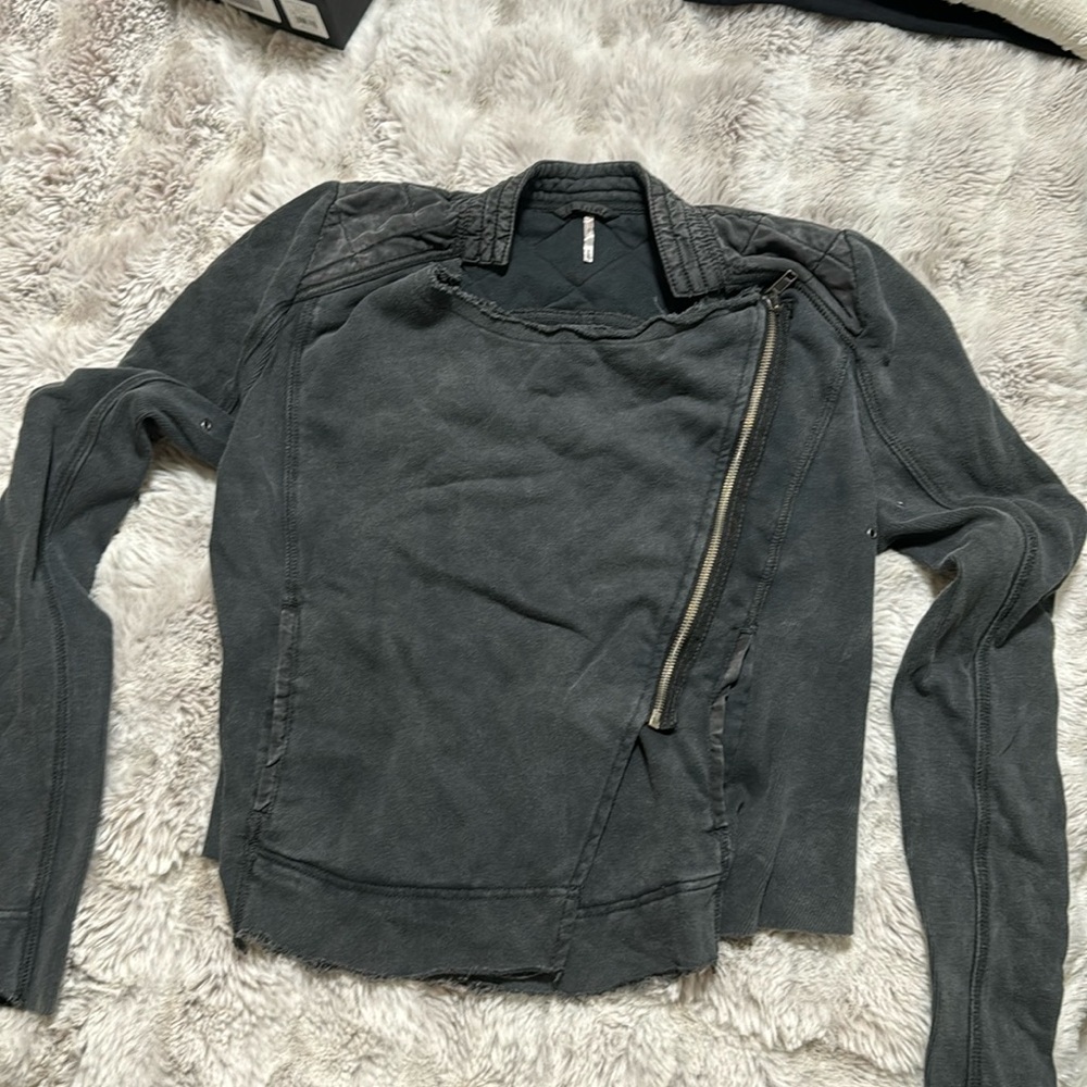 Light jacket. Super soft. Diagonal zipper.